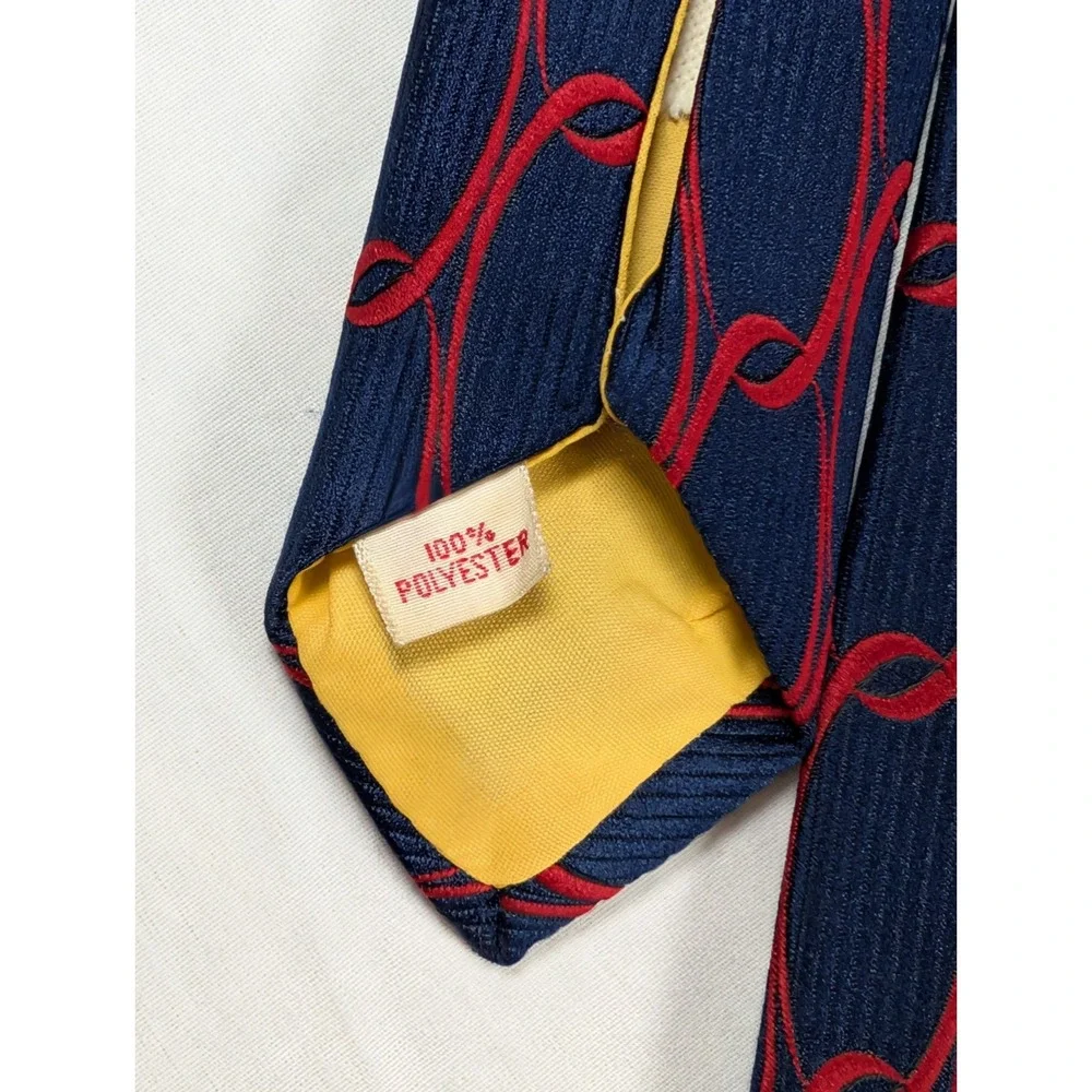 Mito of Milan Men's Tie 100% Polyester Navy & Red Chainlink Pattern Vintage